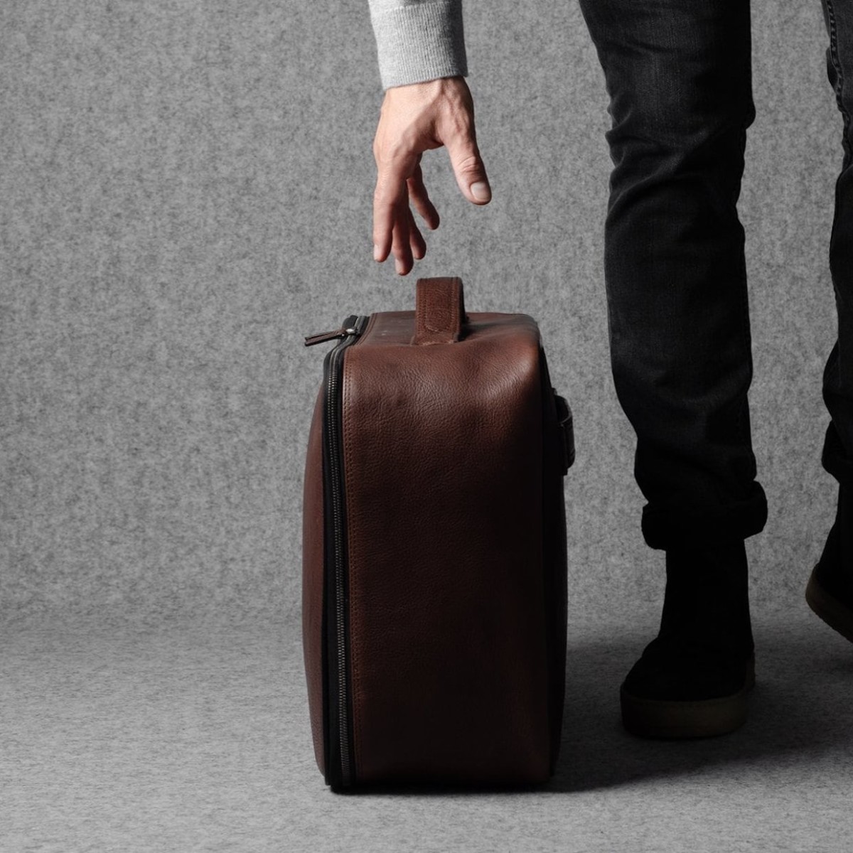 hardgraft Carry On Leather Suitcase works well on both long and short trips