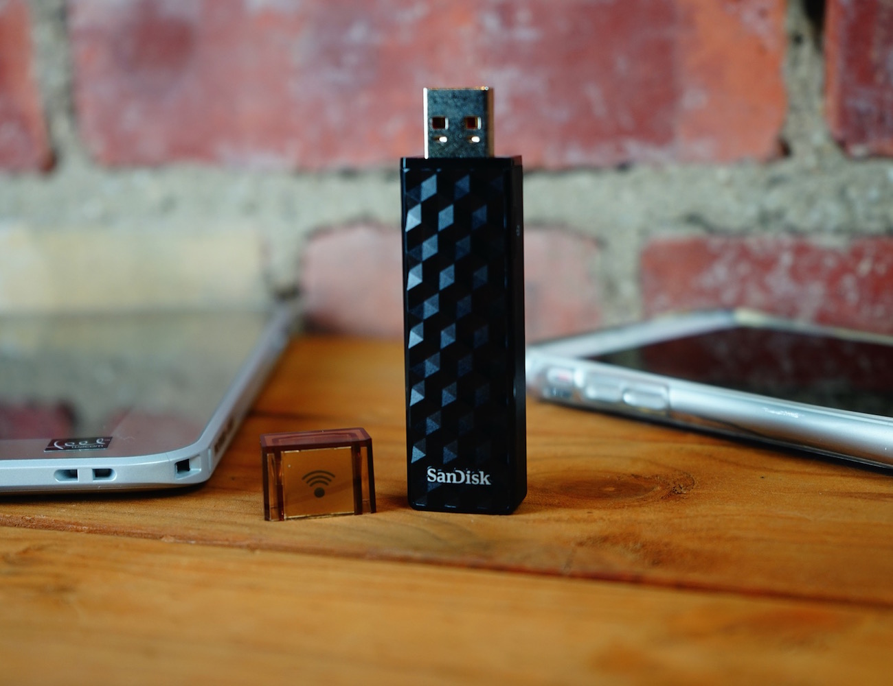 SanDisk Connect – Wireless Flash Drive for Smartphones, Tablets and Computers