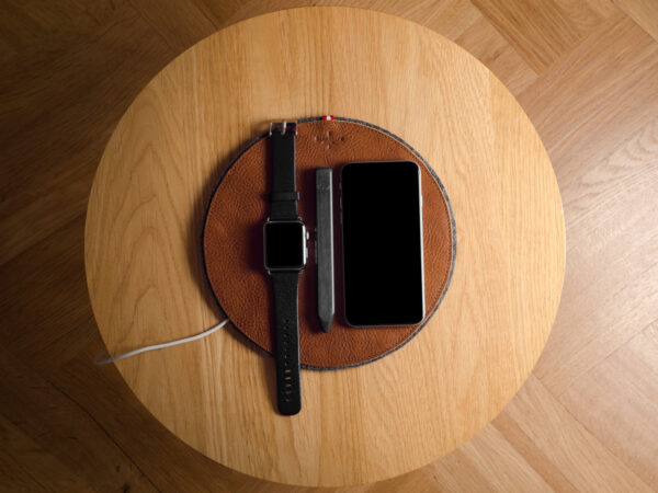 hardgraft Rest Station Round acts as a coaster for your gadgets