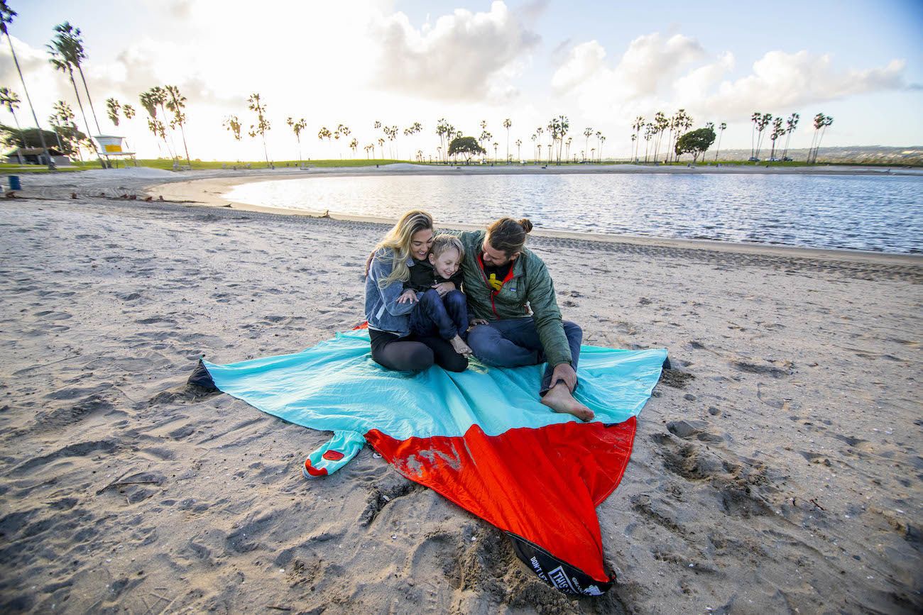Parasheet Parachute Nylon Beach Blanket » Gadget Flow