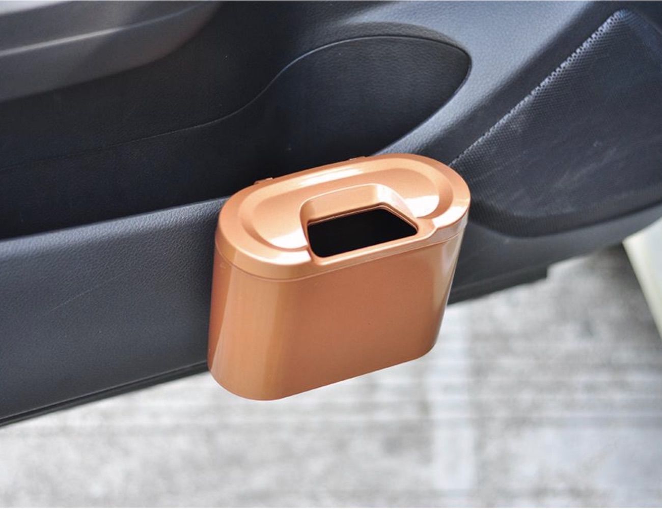 Vehicle Trash Can Universal Car Garbage Bin keeps all your trash in one place