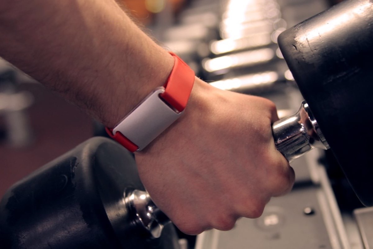 AURA Band Smart Fitness Tracker keeps an eye on your health