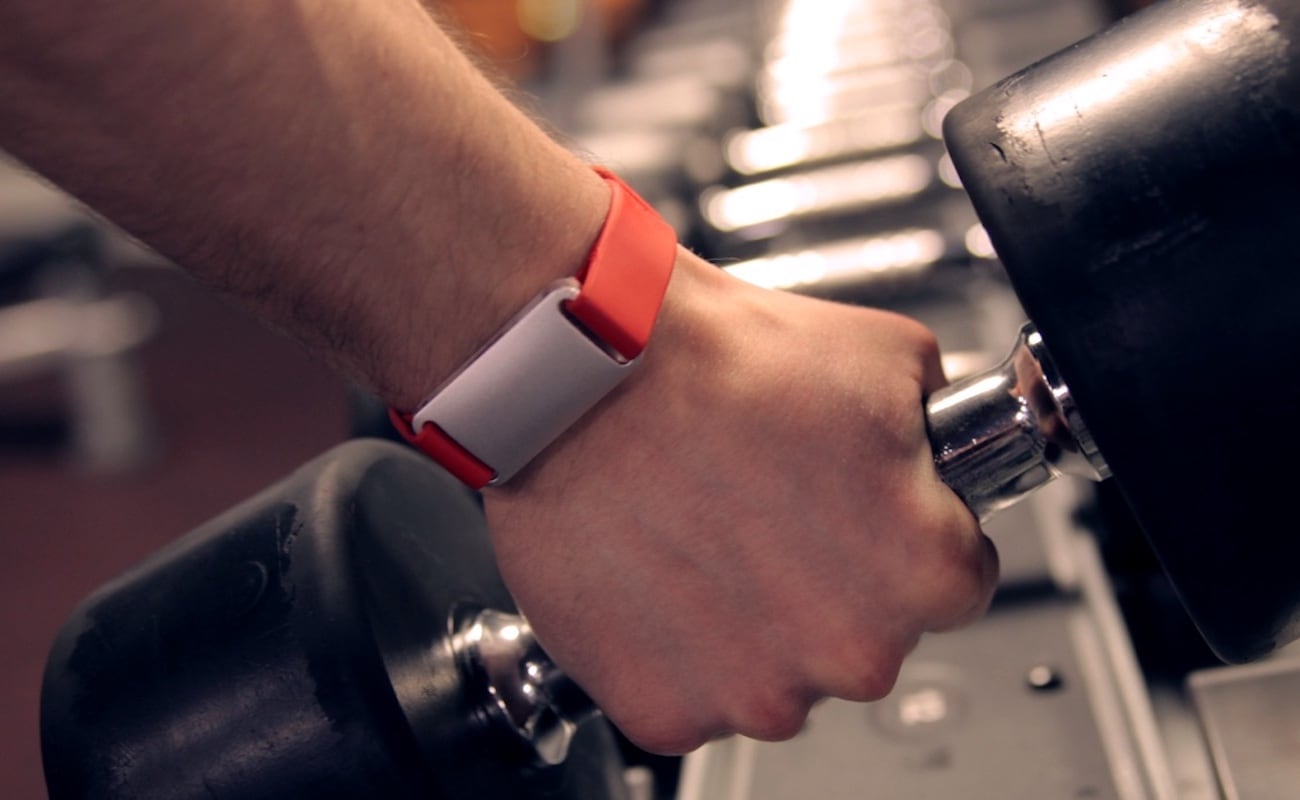 This Smart Fitness Tracker Monitors Your Heart Rate & More