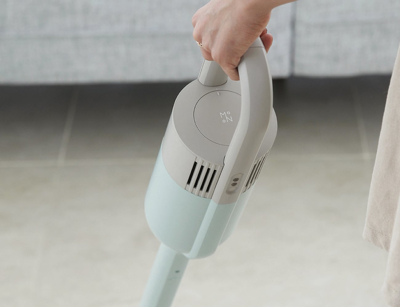 MO-ON OBICUUM objet vacuum vleaner has a stylish design that adds to your interior
