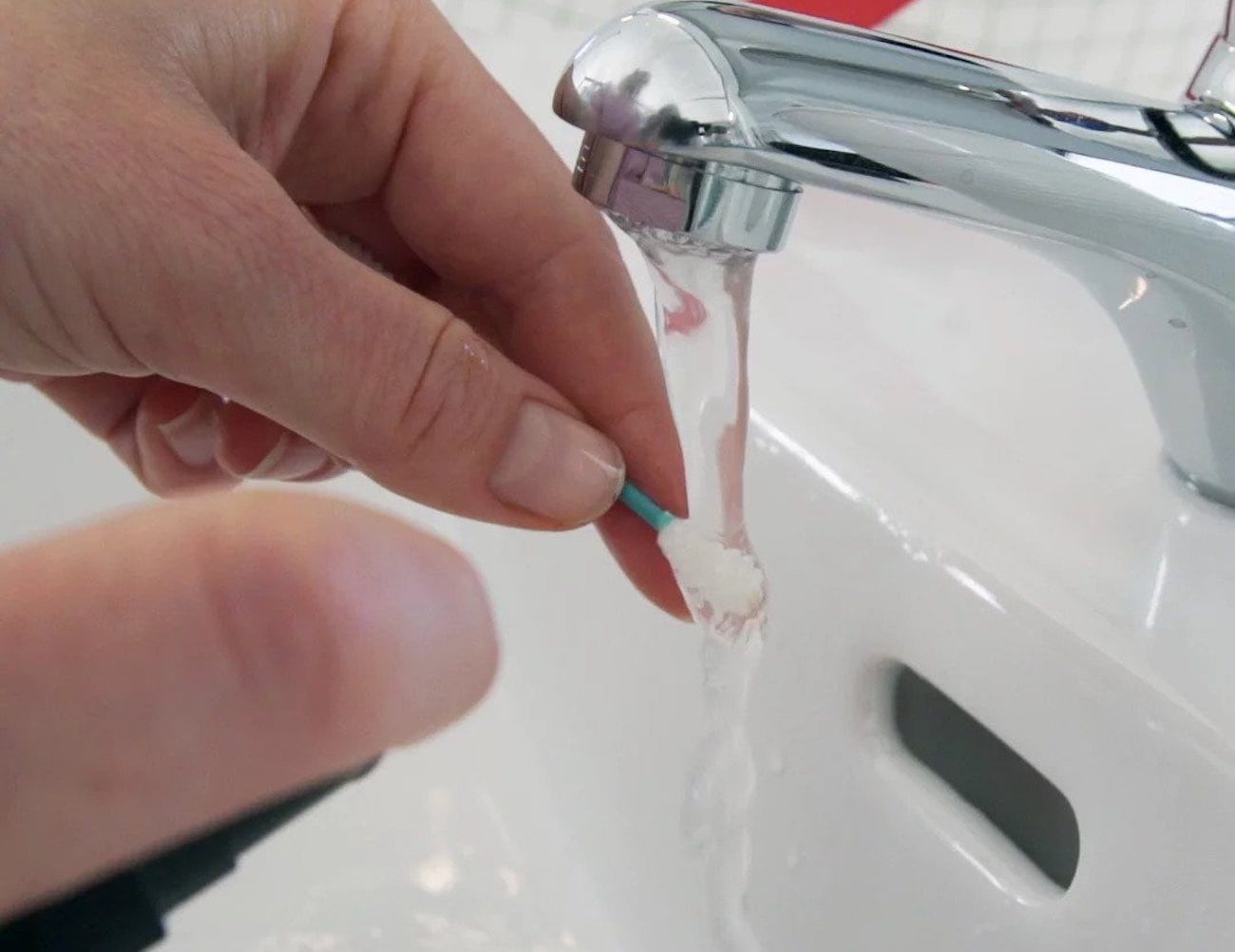 This cotton swab is reusable to help save the environment