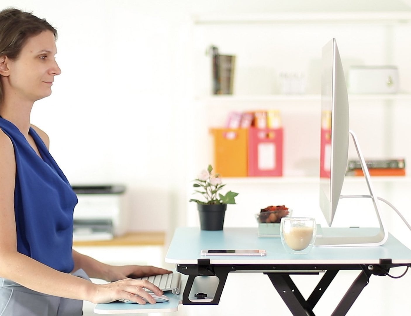 Fitfit Dual-Colored Electric Standing Desk has an interchangeable surface
