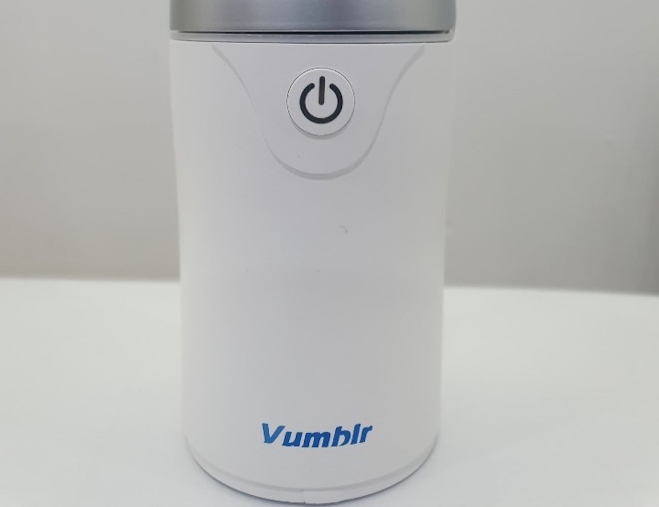 This vacuum oral care device cleans your teeth with vacuum power