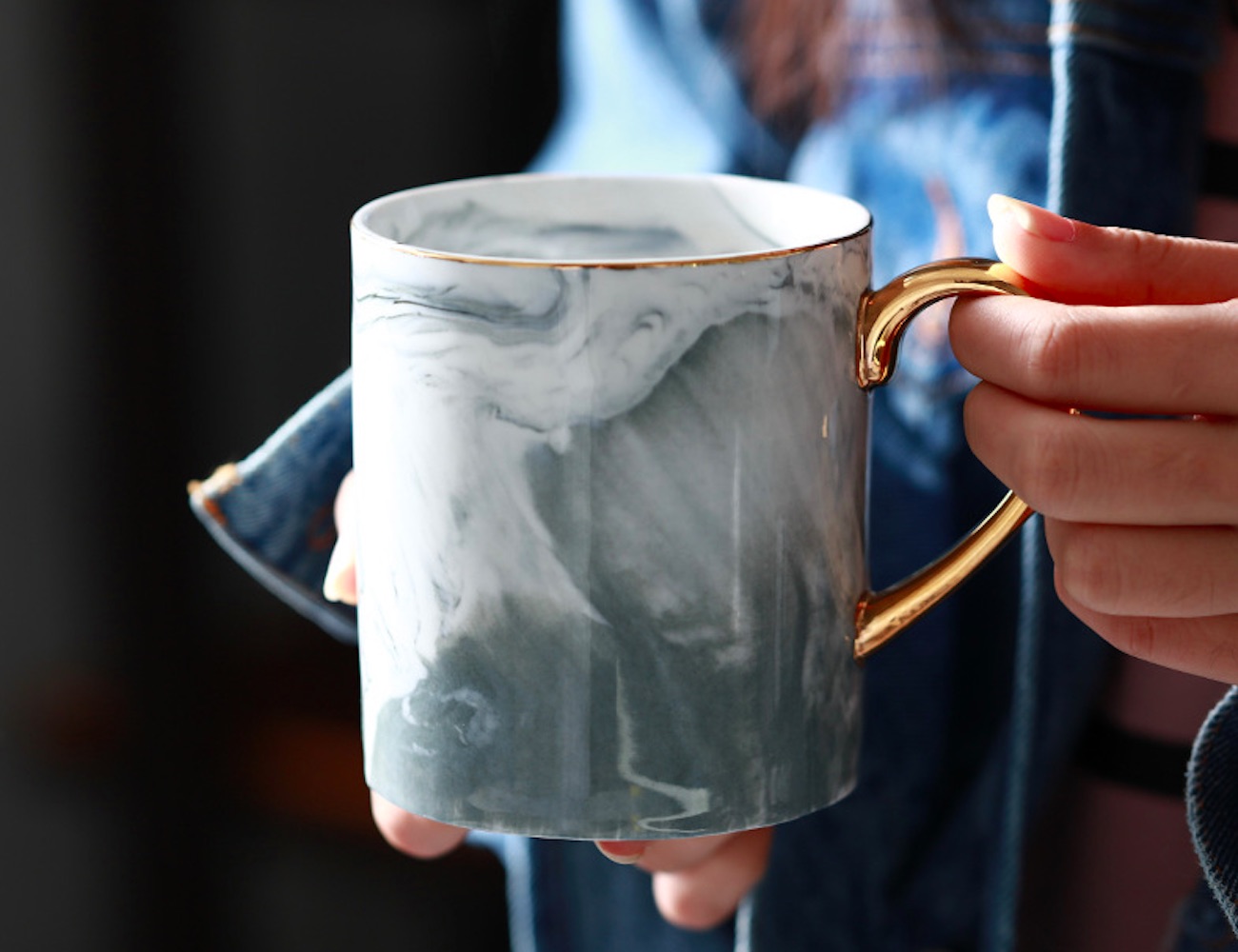 Lekoch Gold-Rimmed Marble Coffee Mug is fabulously stylish