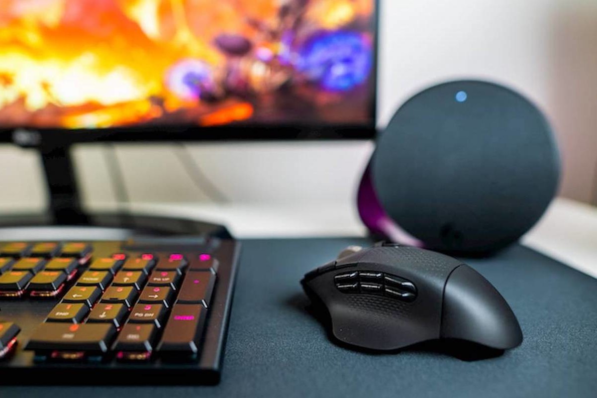 Logitech G604 Lightspeed Wireless Gaming Mouse offers 15 programmable controls