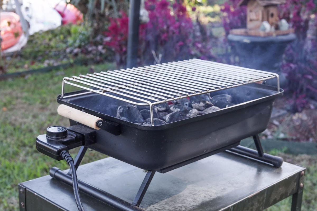 Quick Start Grill automatically lighting charcoal BBQ ignites without