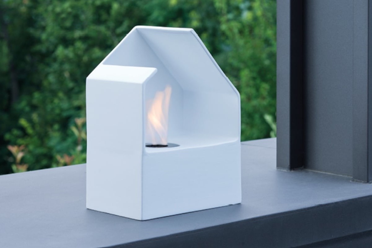 Acquafuoco HOMU Bio-Fireplace burns a miniature environmentally friendly ethanol fire