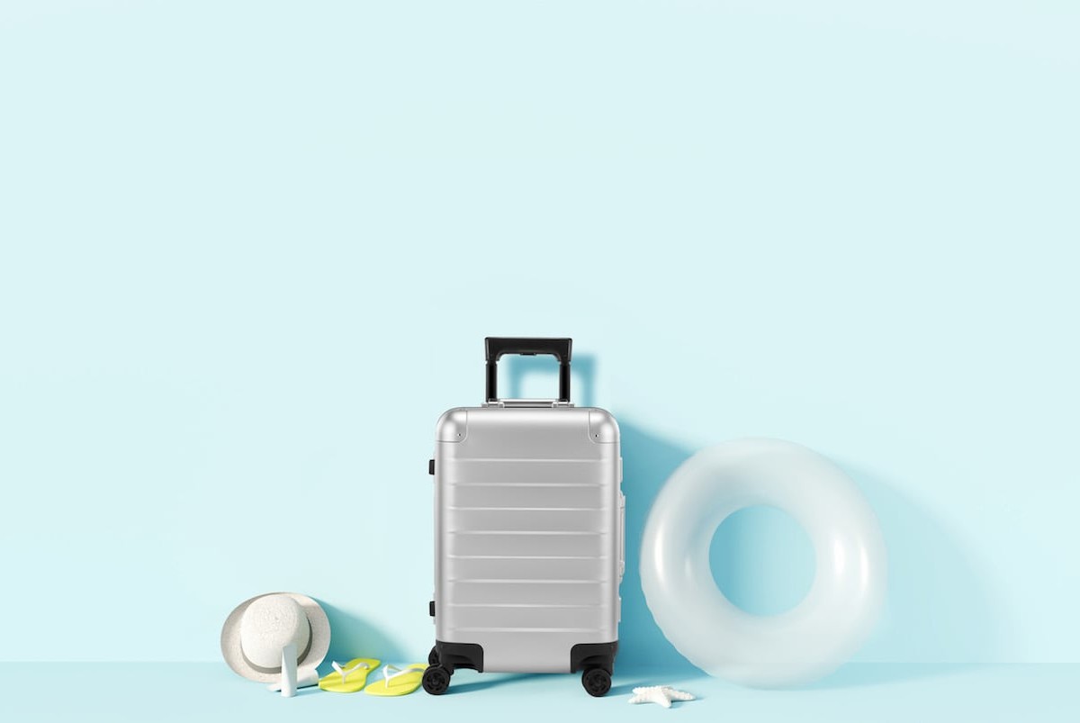 GILBANO Aluminum Suitcase Bundle features a suitcase with extremely silent wheels