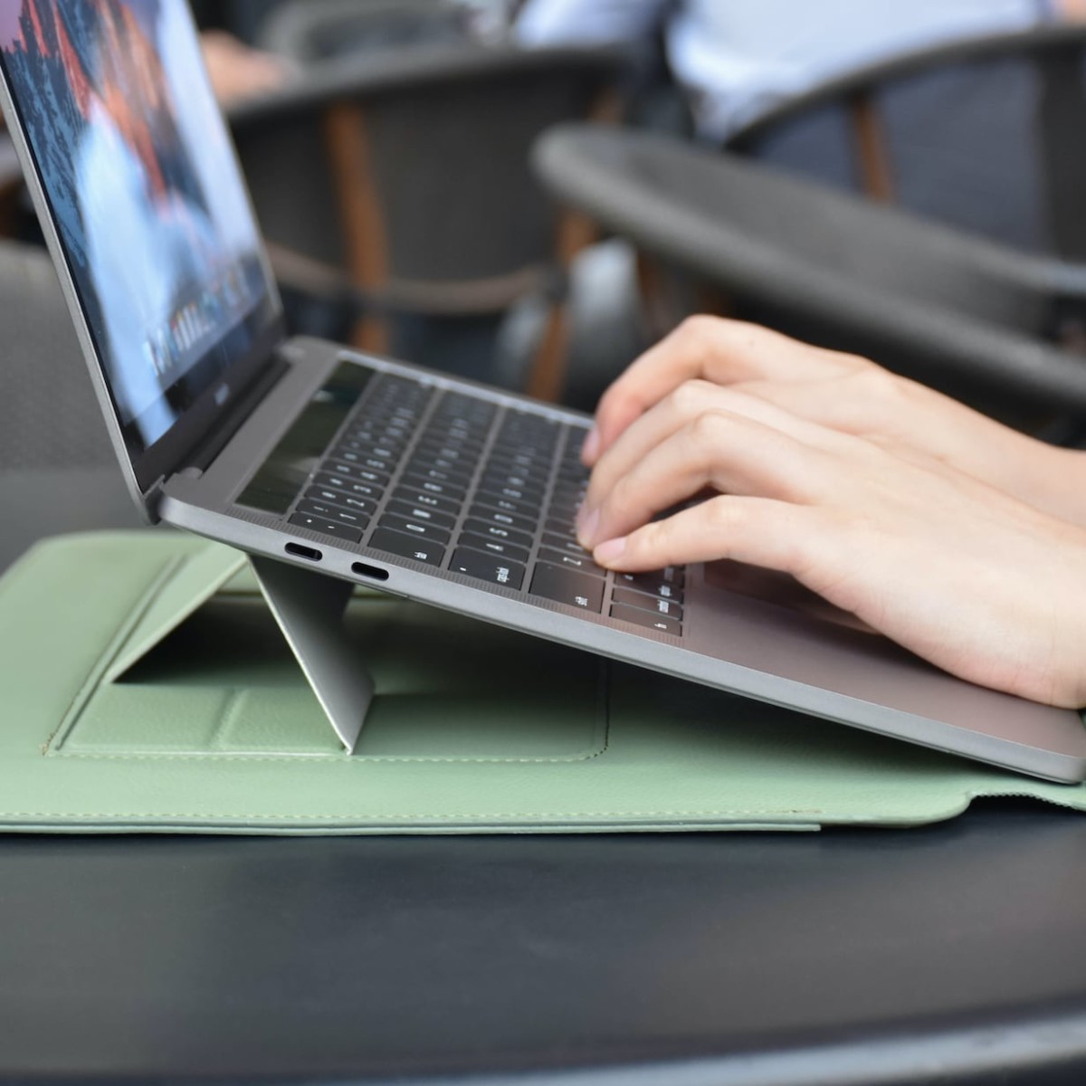 SINEX Multifunctional Laptop Stand Case helps you get to work in seconds