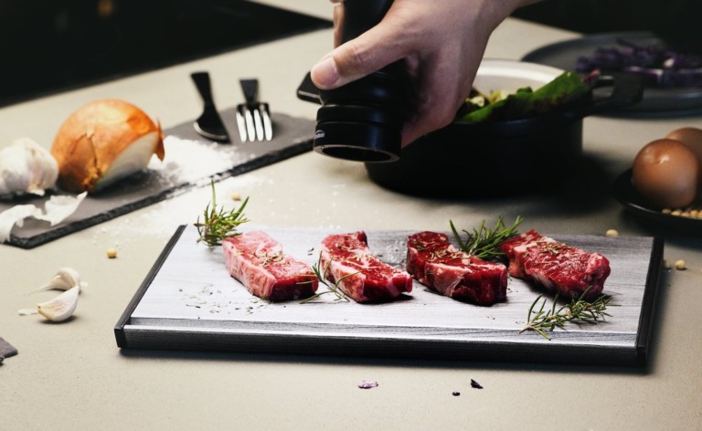 THAWTHAT! DELUXE Thawing Tray quickly defrosts meat while preserving flavors