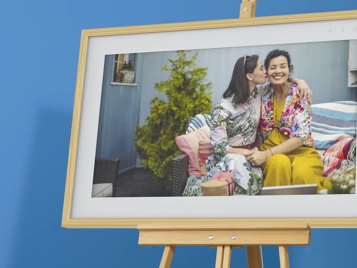The Lenovo Smart Frame Rotates a Full 90 Degrees