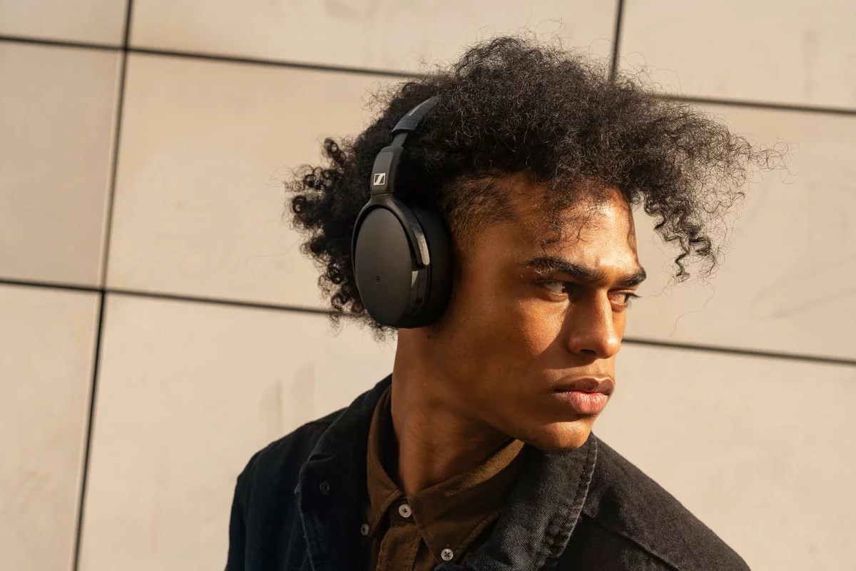 Sennheiser HD 350BT Bluetooth Headphones lets you listen for up to 30 hours