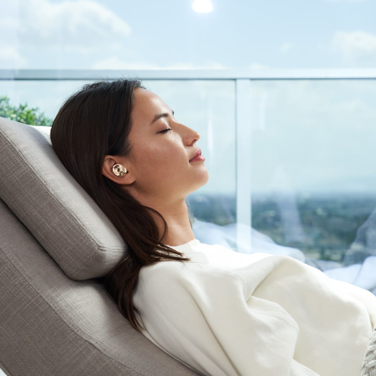 Pearl AI-Powered Earbuds have solar charging
