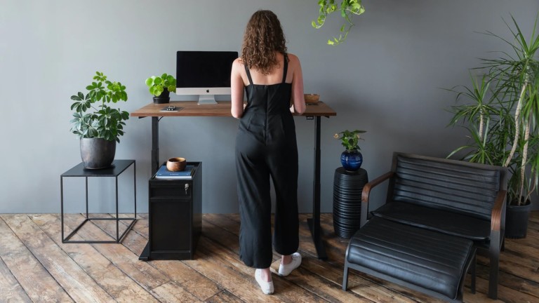 Uhuru Design Frame Rise Sit-Stand Desk makes your workspace much more comfortable