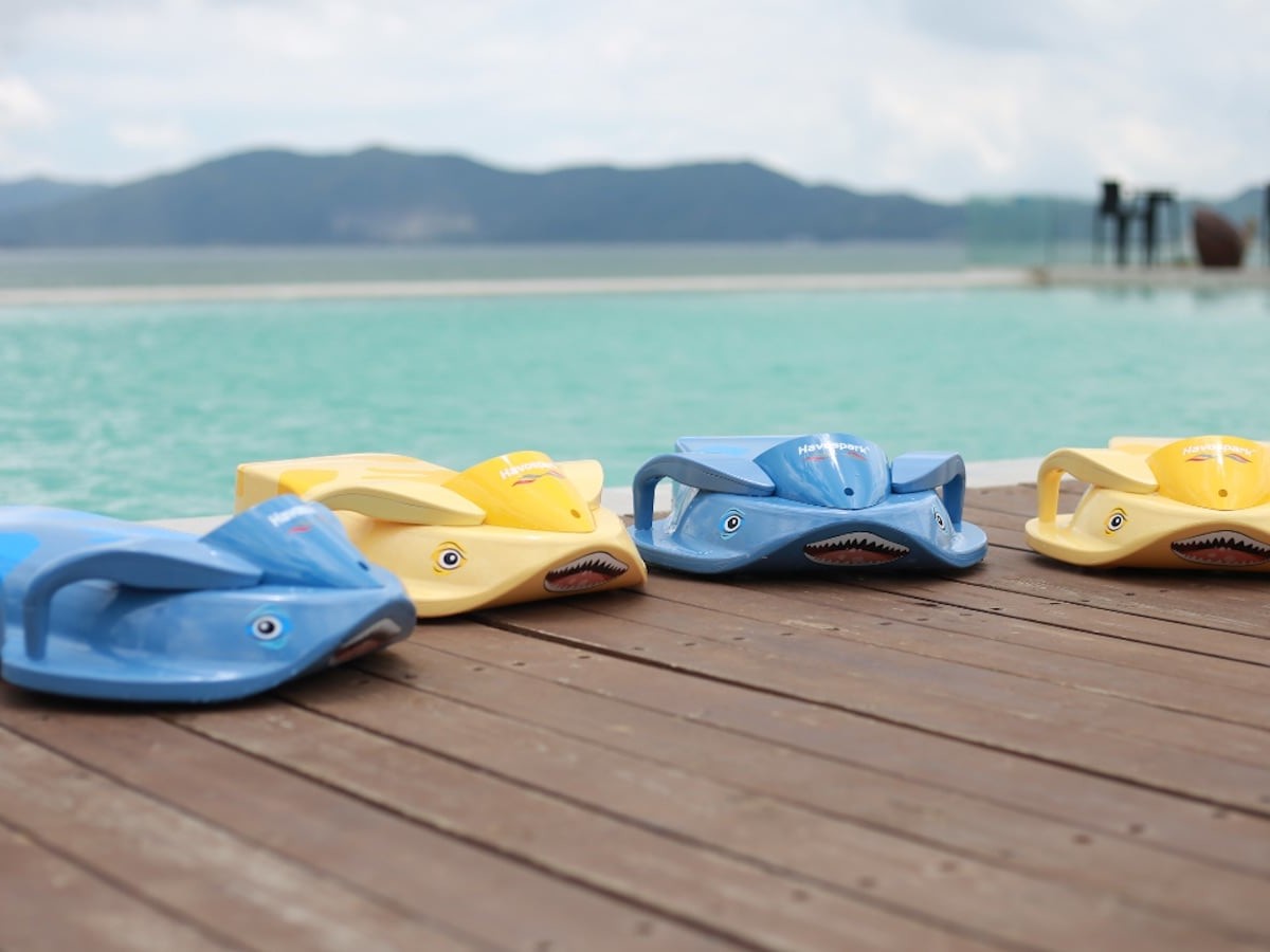 This Motorized Kids Swimming Kickboard Provides Buoyancy