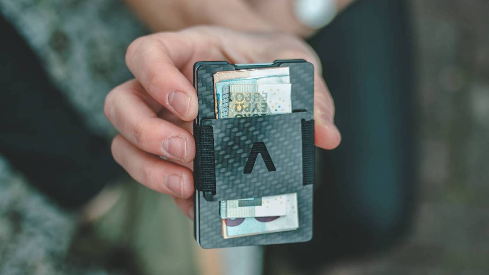 This Card Holder Makes It Easy to Grab Your Credit Card