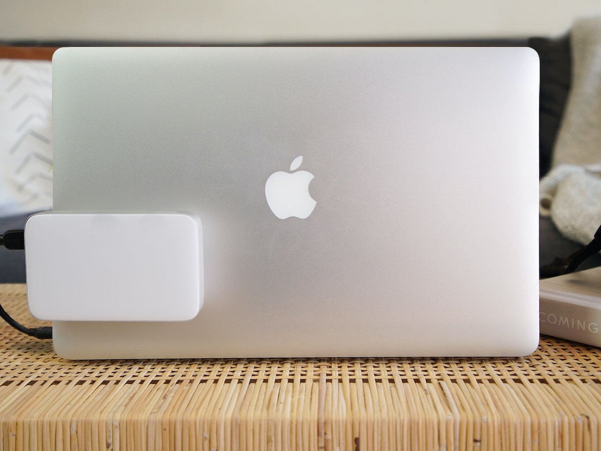 This laptop attachment securely holds hard drives and hubs » Gadget Flow