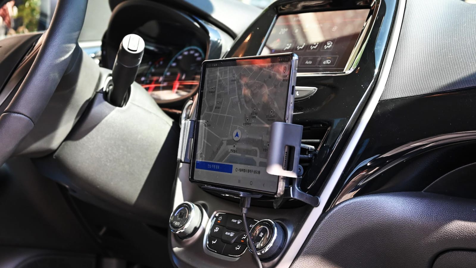 GAZE Wide H landscape car smartphone charger offers 15W fast wireless