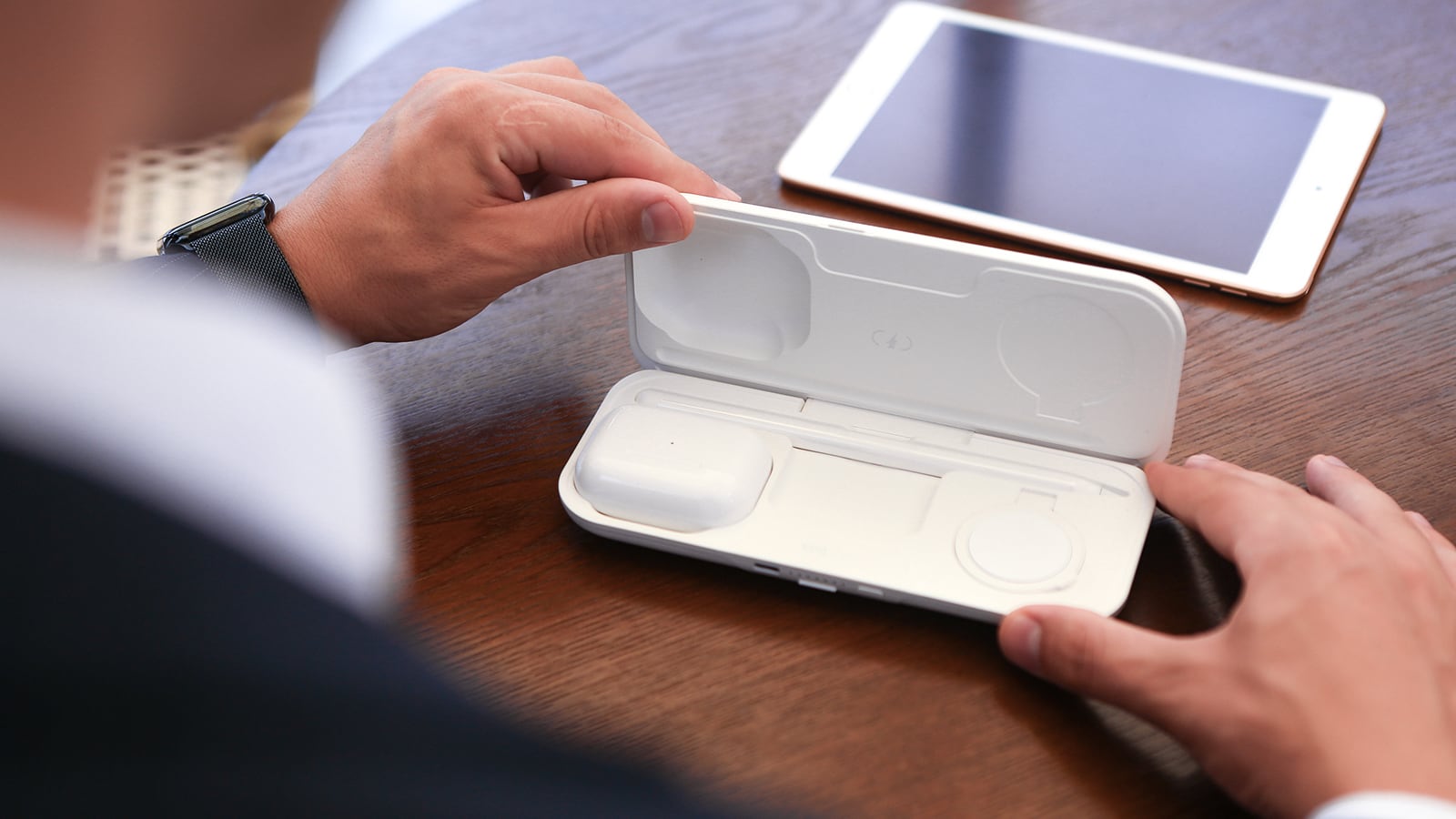 MOMAX Airbox true wireless power bank for Apple can fast charge