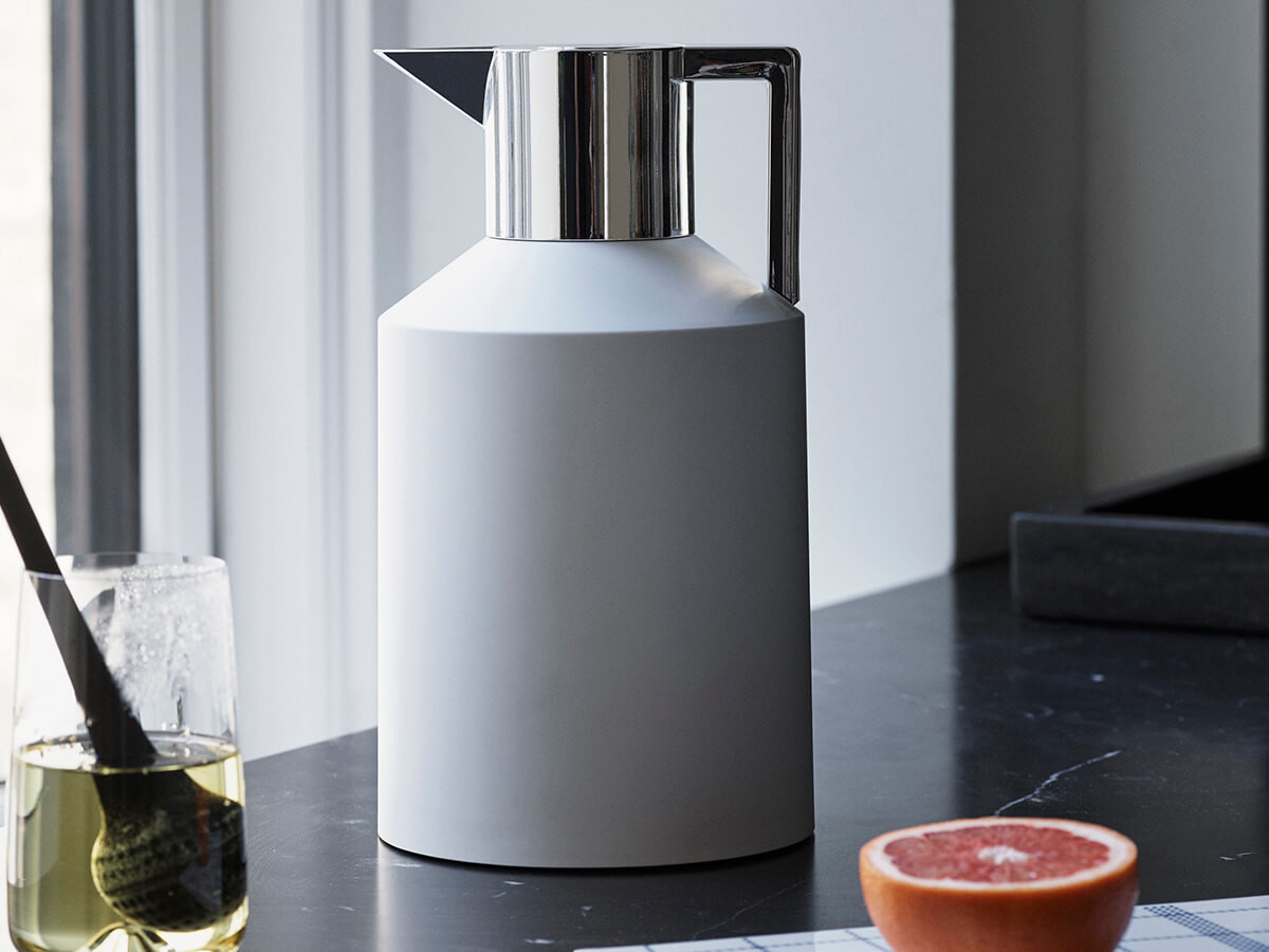 Normann Copenhagen Geo Vacuum Jug can hold the temperature of both hot and cold drinks