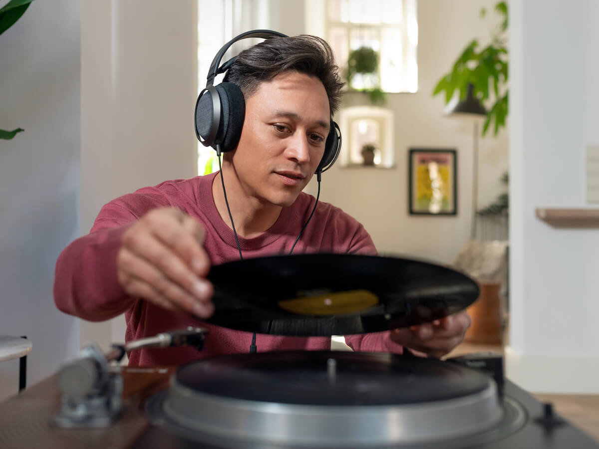 Philips Fidelio X3 over-ear headphones feature 50 mm acoustic drivers