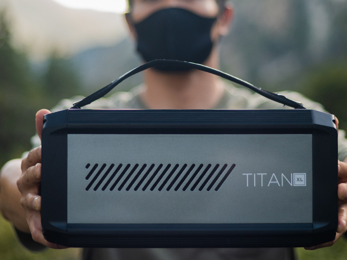 Raptic Titan XL 500 rechargeable power station can charge smartphones up to 40 times