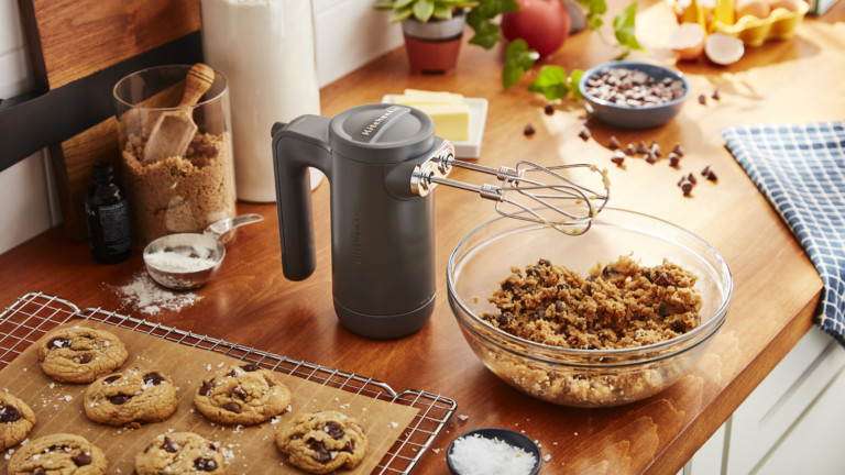 KitchenAid Cordless 7 Speed Hand Mixer helps to perfect your baked goods in the kitchen