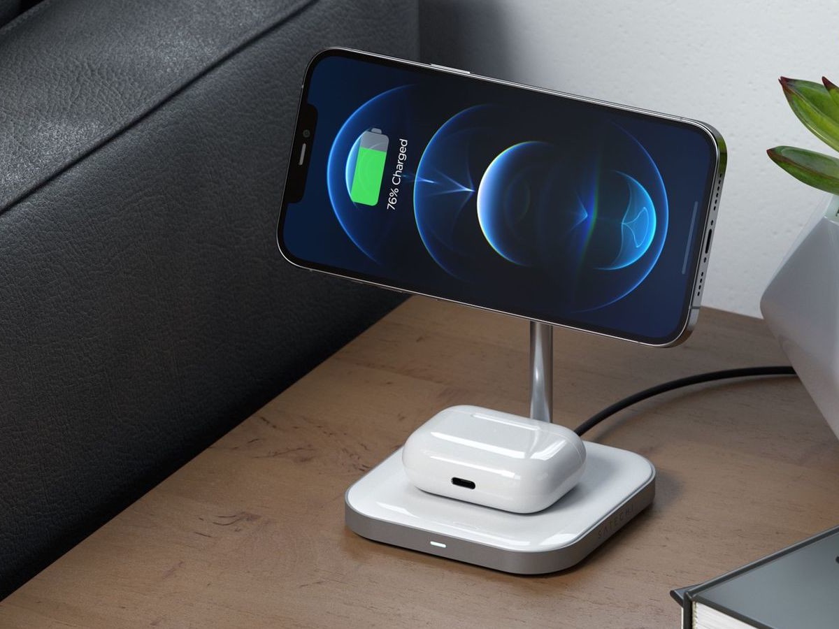 Satechi Magnetic 2-in-1 Wireless Charging Stand charges two devices simultaneously