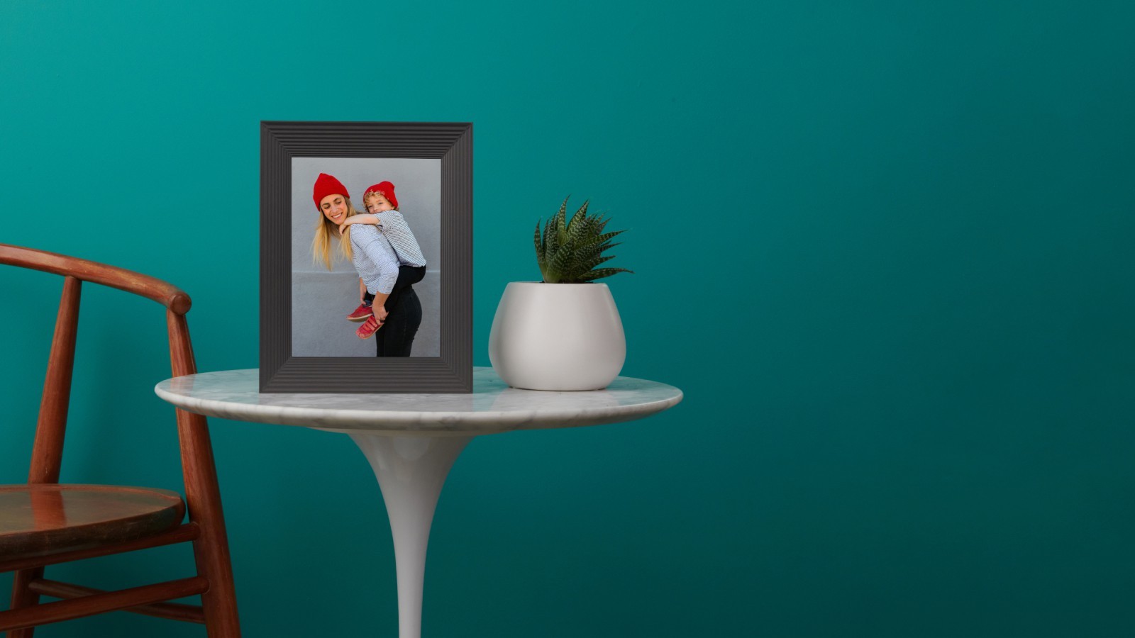 Aura Digital Photo Frames create a slideshow of your pictures to ...