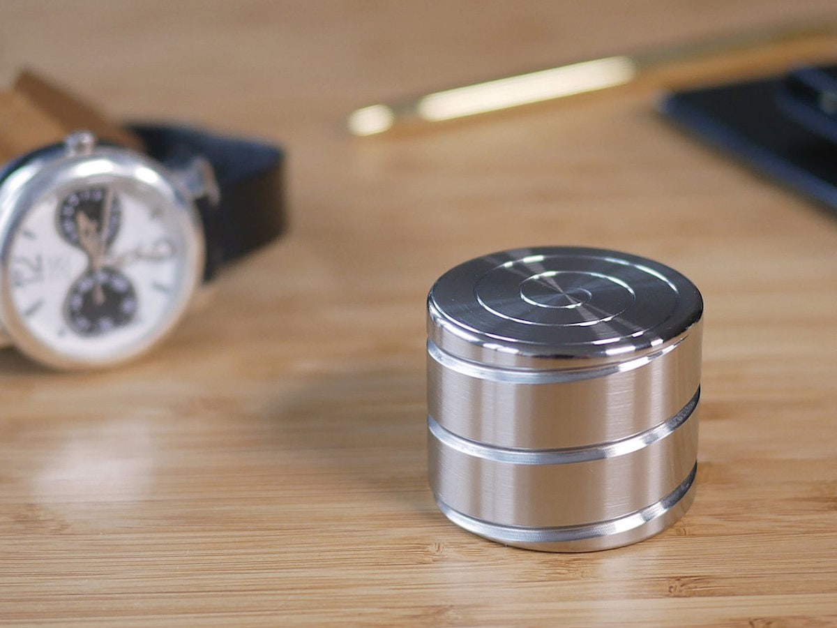 Vortecon desk toy creates an optical illusion for a relaxing office accessory » Gadget Flow