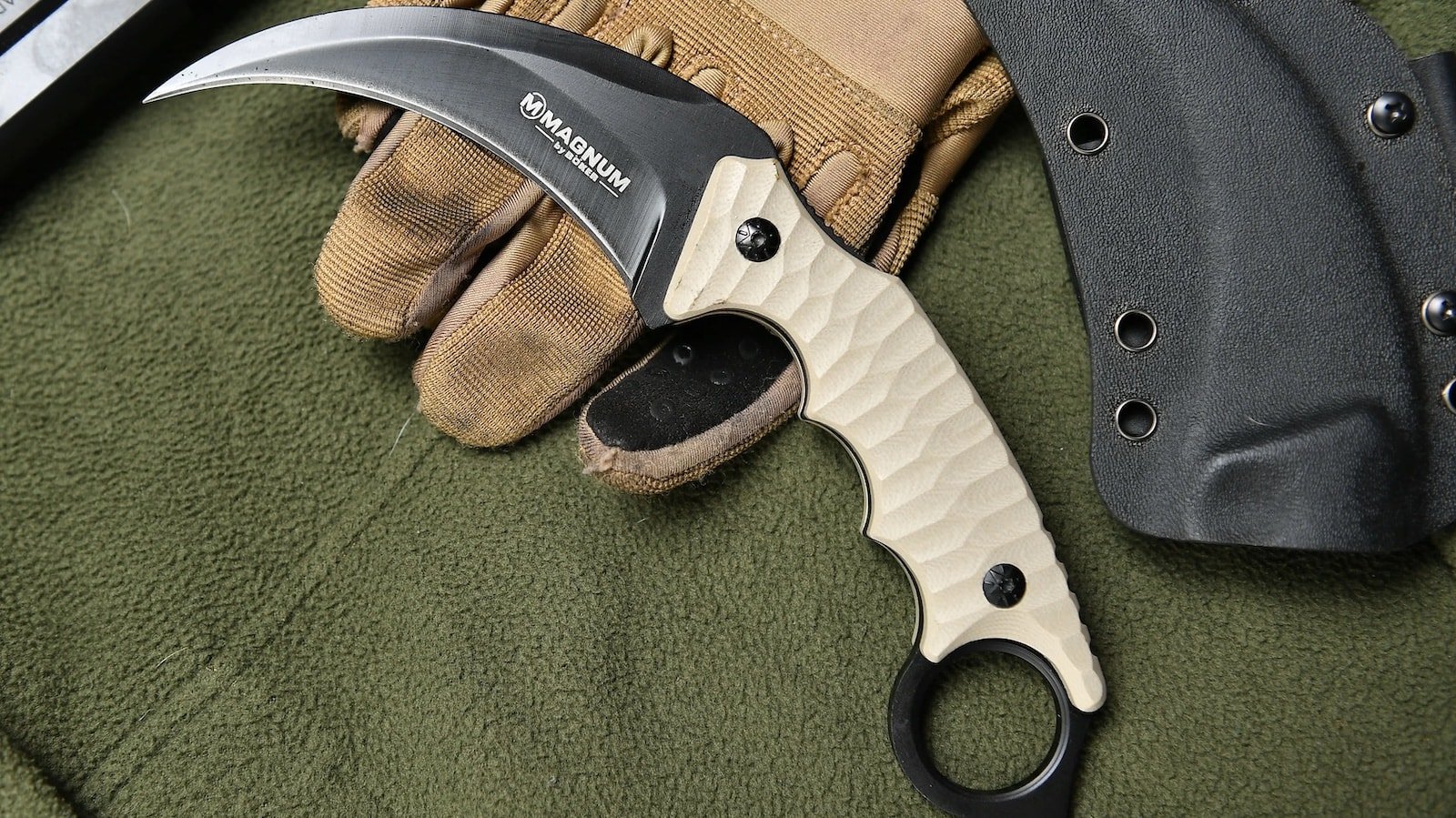 Fixed blade Karambit knife is solidly durable and offers fantastic reliability