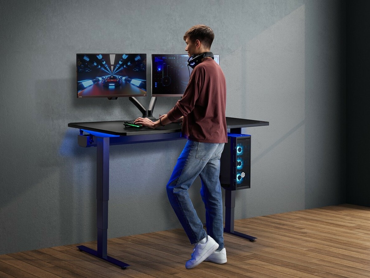 NINJA Professional heightadjustable gaming desk offers stability