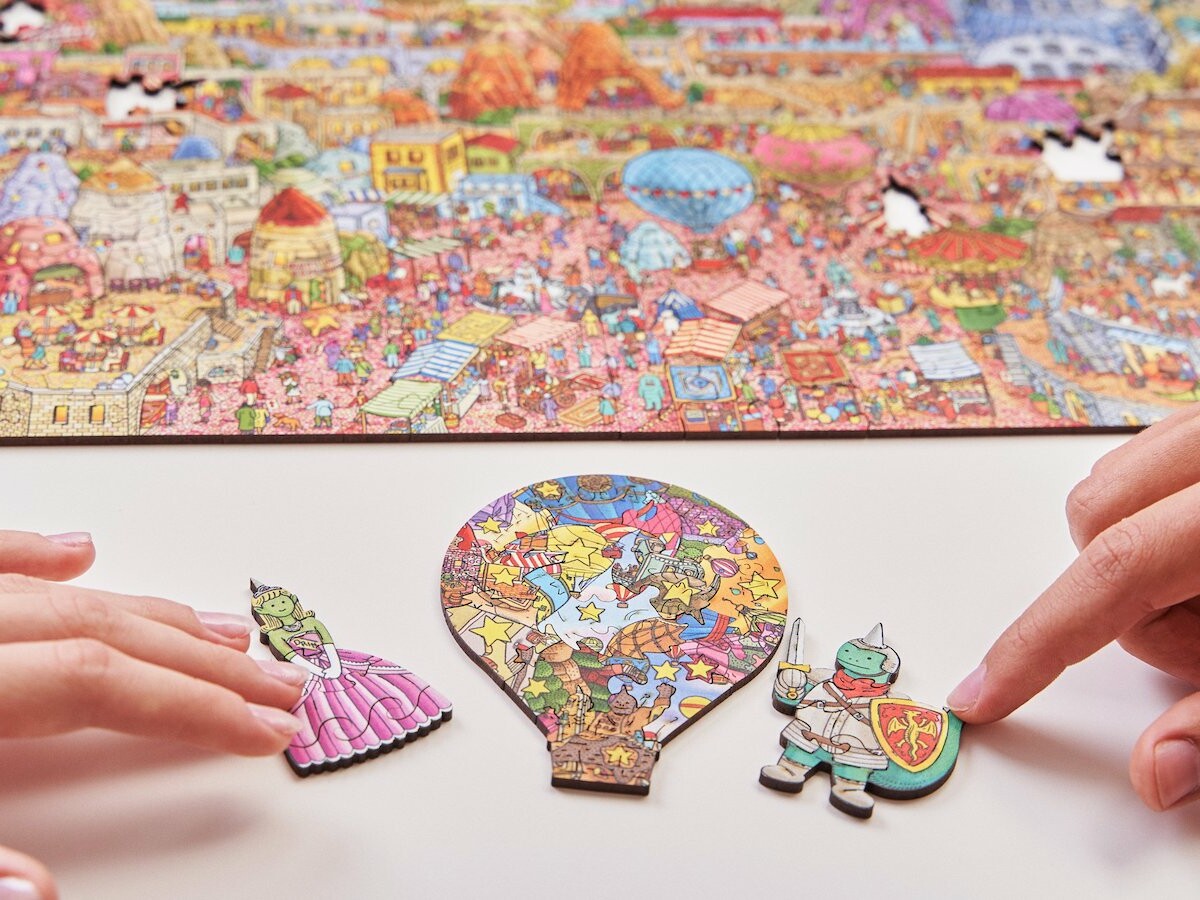 Quezzle Amazing Cappadocia puzzle board game has 1,000 pieces and hundreds of characters