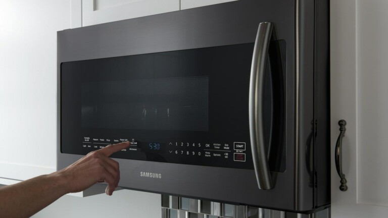 Samsung Bespoke Slim Over-the-Range (OTR) Microwave features Sensor Cooking technology
