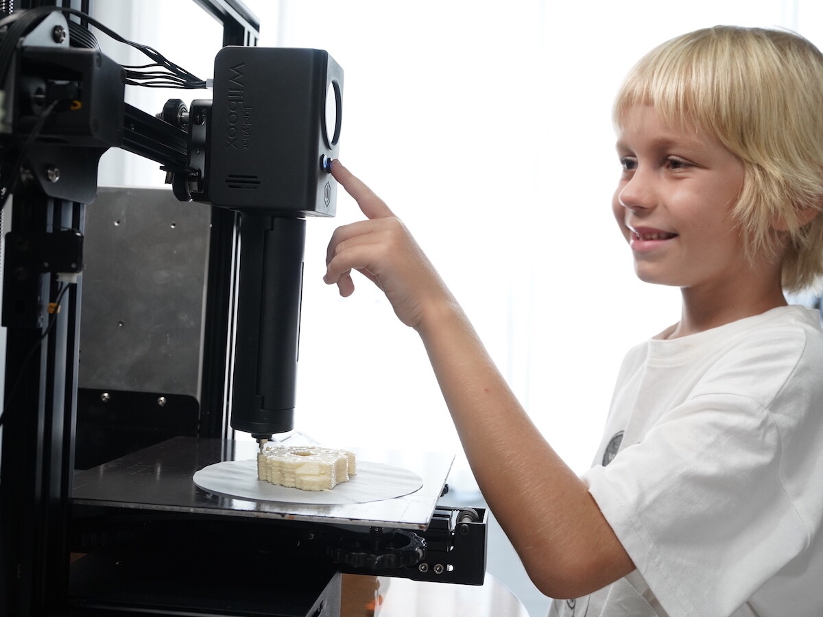 LuckyBot FDM 3D printer food extruder installs easily & prints food in the shape you want