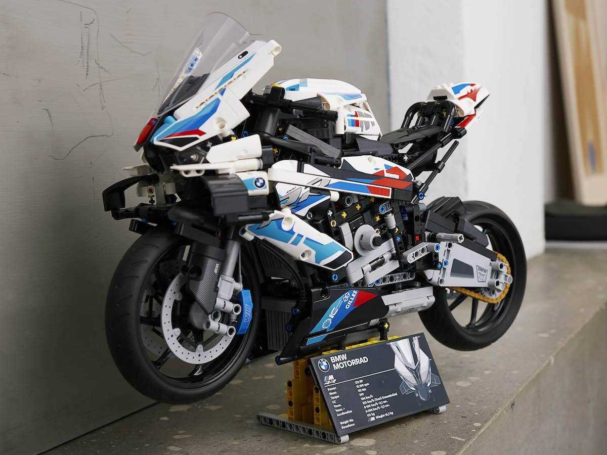 LEGO Technic BMW M 1000 RR boasts authentic features like a functional 3-speed gearbox
