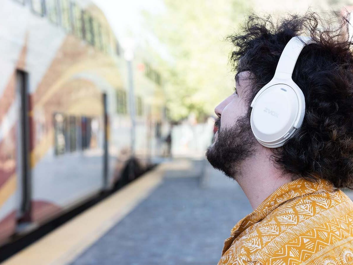 ZVOX AV52 Bluetooth headphones feature a noisecanceling microphone for