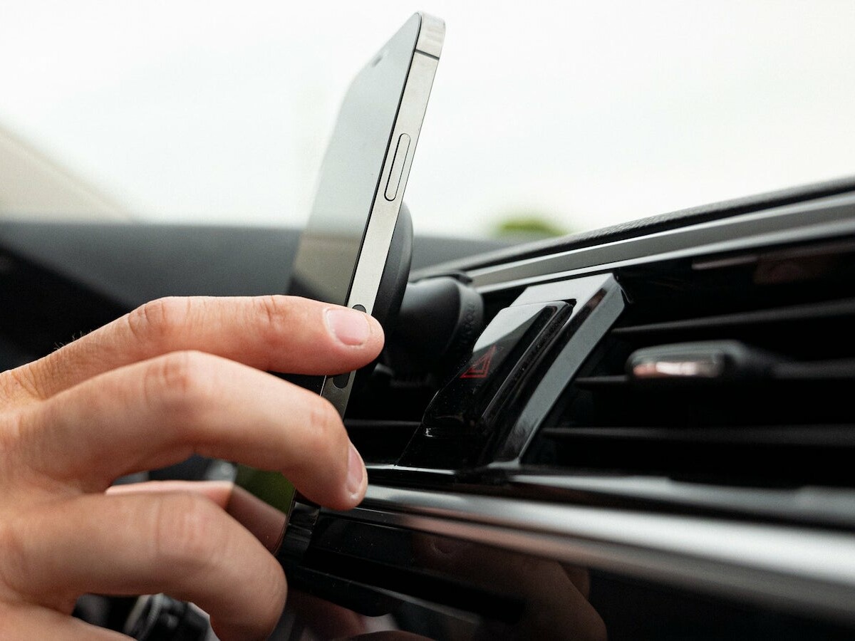 mophie snap+ wireless vent mount MagSafe car charger provides universal 