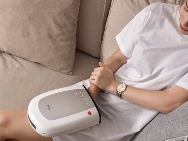 Breo iPalm520e electric hand massager has intelligent air pressure & warming functions