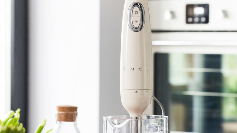 Smeg HBF01 50s-style hand blender features a 700-watt motor and stainless steel blades