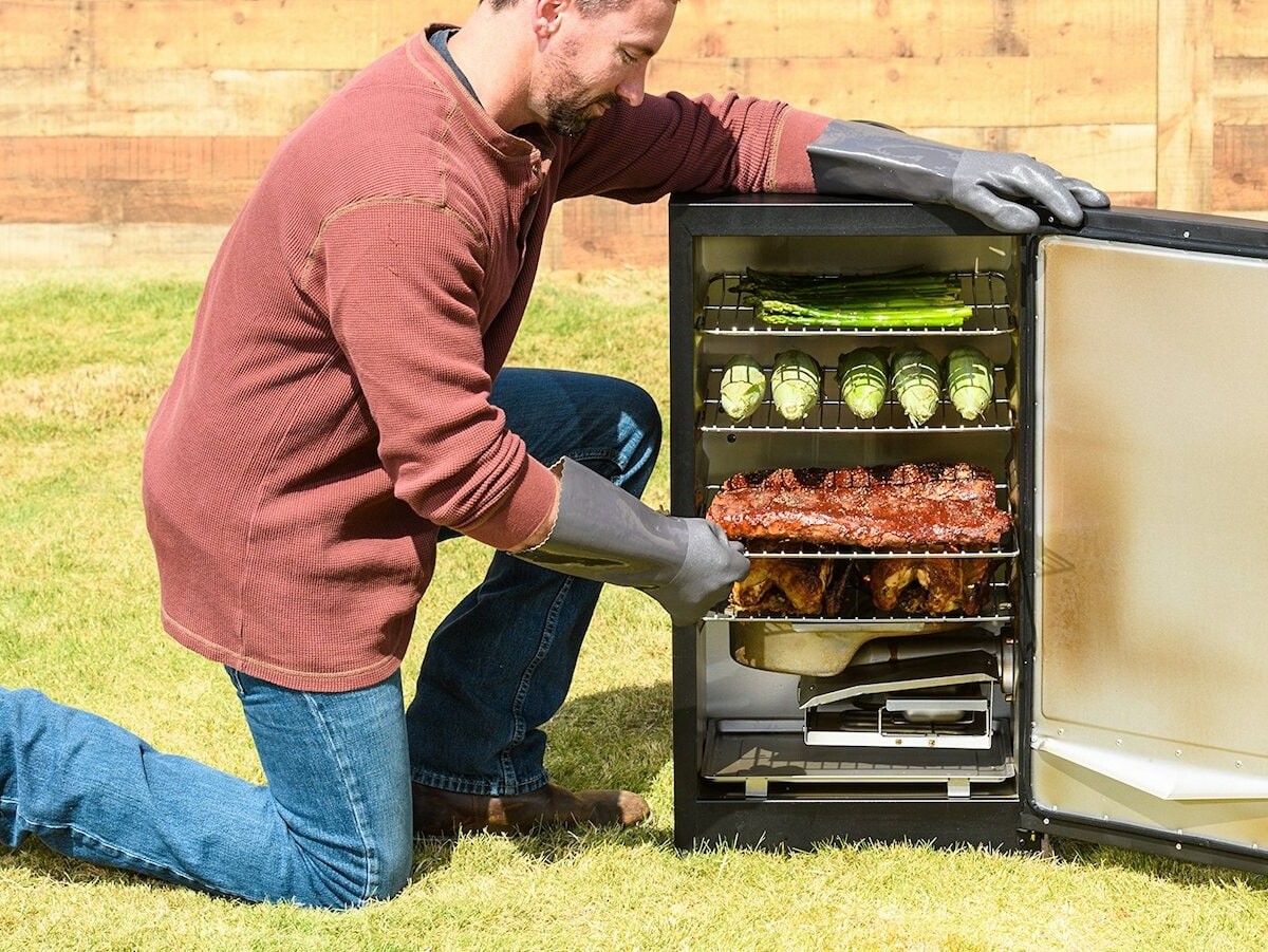 Masterbuilt 30" Digital Electric Smoker reaches 275˚F and has 711 sq