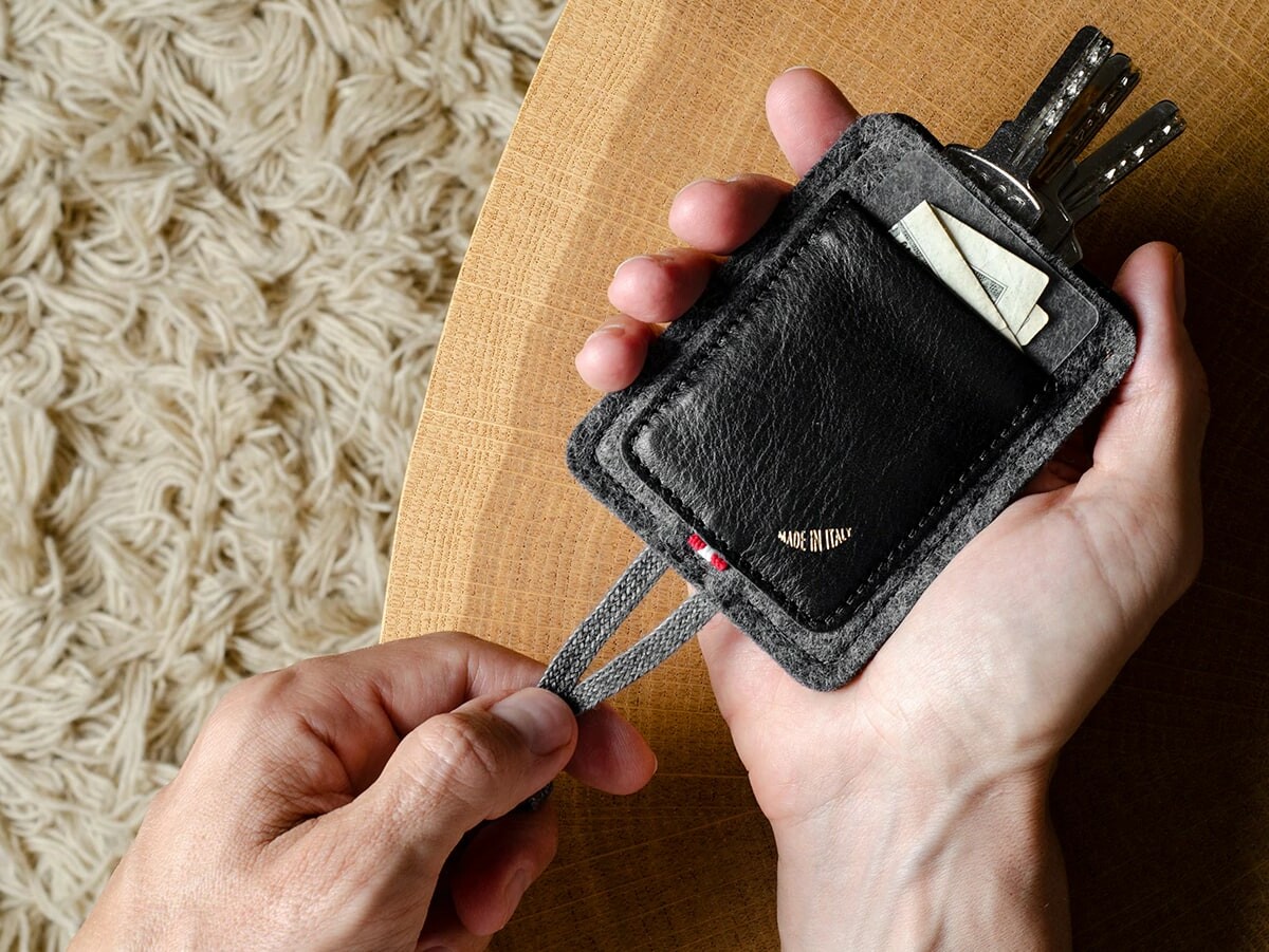 hardgraft Pull Key Card Case holds a credit card/note and keys for an everyday item