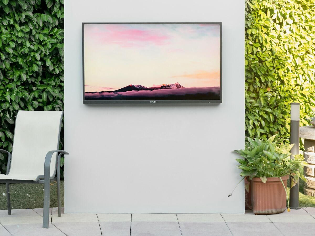 Sylvox Deck Pro QLED smart outdoor TV is IP55 waterproof and has built-in Amazon Alexa