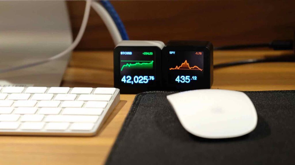 https://thegadgetflow.com/wp-content/uploads/2022/08/Kublet-Miniature-Desk-Monitor-Terminal-Displays-02-1-1024x575.jpeg