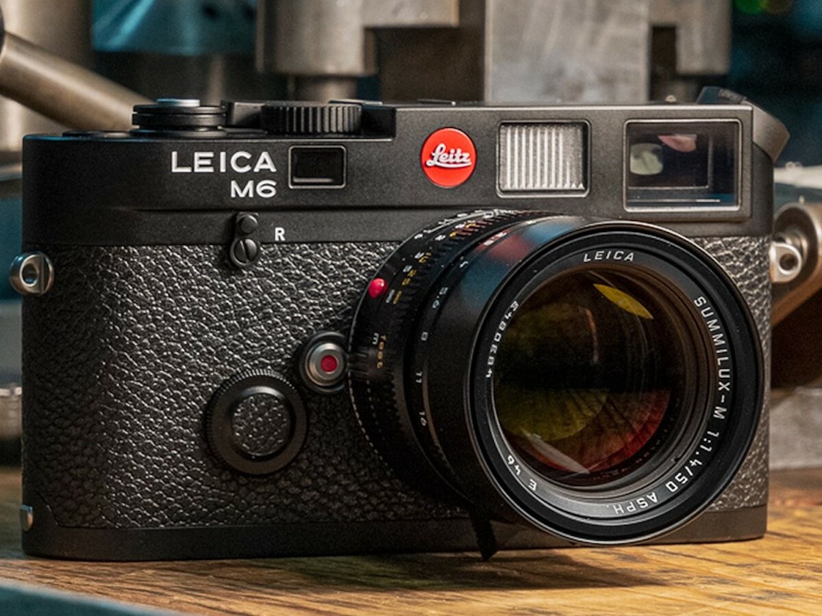 Leica M6 2022 film camera has an outstanding 0.72x viewfinder with coated glass surfaces