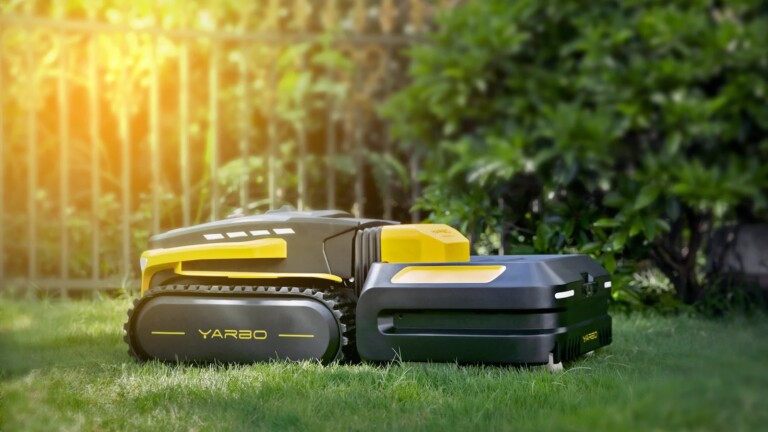 Yarbo Lawn Mower M1 intelligent mowing robot uses RTK-GPS positioning technology